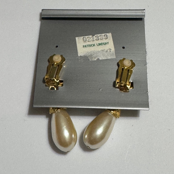 Vintage Patrick Lindsey Gold-tone Clip on Earring - Picture 3 of 3